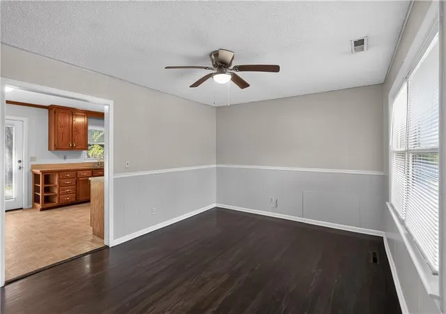 Photo 4 of Sale Pending at 10324 Oakland Ave, Kansas City, MO 64134 | MLS# 2635690 | Listing updated on 2026-09-25
