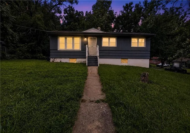 2nd image of 1420 E 82nd St, Kansas City, MO 64131 | MLS# 2635692