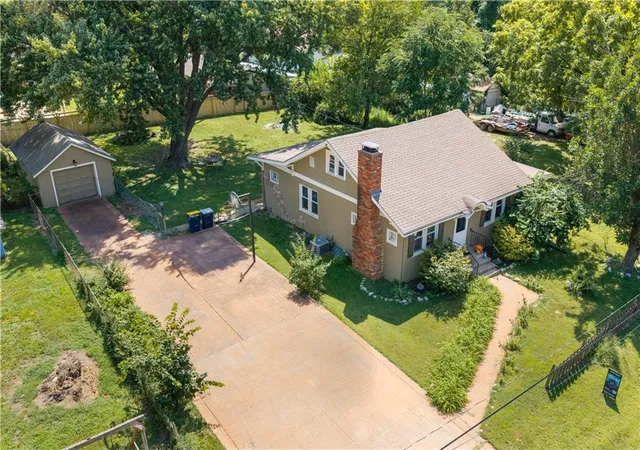 Photo 3 of Sale Pending at 3725 N Indiana Ave, Kansas City, MO 64117 | MLS# 2635693 | Listing updated on 2026-08-16