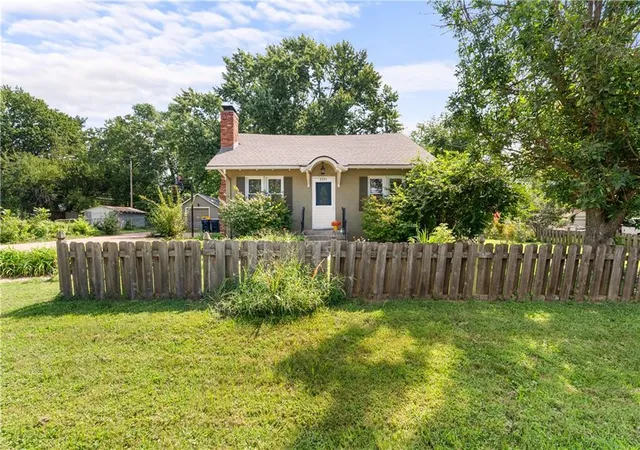 Photo 4 of Sale Pending at 3725 N Indiana Ave, Kansas City, MO 64117 | MLS# 2635693 | Listing updated on 2026-08-16
