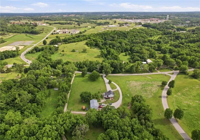 2nd image of 964 N 5 Hwy, Lansing, KS 66043 | MLS# 2635696