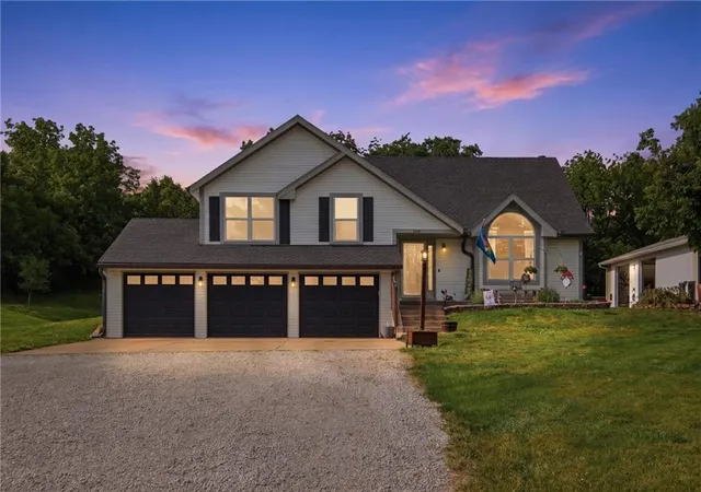 Single family home for sale at 964 N 5th Highway, Lansing, KS 66043 | MLS# 2635696
