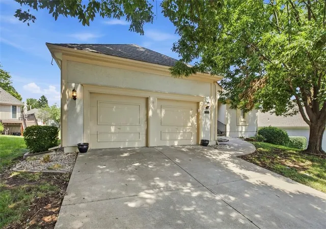 2nd image of 7924 W 118th Ter, Overland Park, KS 66210 | MLS# 2635700