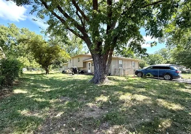 4th image of 2911 & 2913 Belle Hvn Dr, Lawrence, KS 66046 | MLS# 2635714