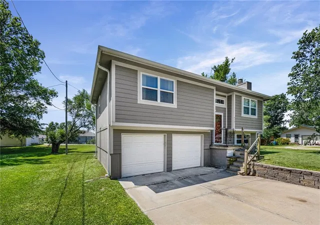 1st image of 409 W South St, Spring Hill, KS 66083 | MLS# 2635716