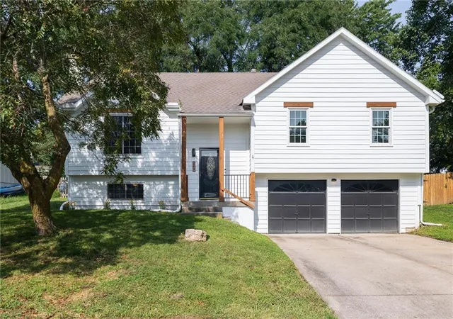 Photo 1 of Sale Pending at 520 Ne Bristol Dr, Lees Summit, MO 64086 | MLS# 2635717 | Listing updated on 2026-08-29
