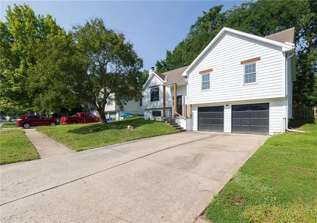 Photo 2 of Sale Pending at 520 Ne Bristol Dr, Lees Summit, MO 64086 | MLS# 2635717 | Listing updated on 2026-08-29