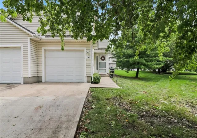 2nd image of 1347 Broadway Cir, Lees Summit, MO 64081 | MLS# 2635728