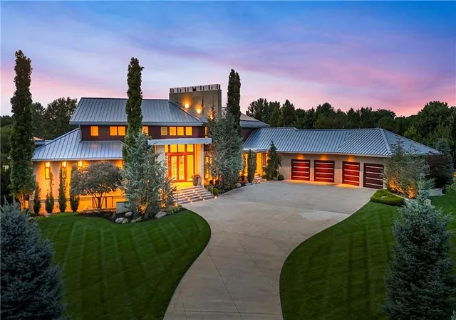 3rd image of 10712 W 165Th St, Overland Park, KS 66221 | MLS# 2635730