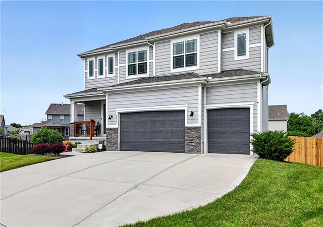 Photo 3 of Single family home for sale at 6619 Nw 105th Court, Kansas City, MO 64154 | MLS# 2635734 | Listing updated on 2026-08-27