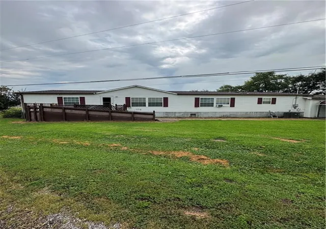1st image of 3008 Sw Lakefront Ln W, Saint Joseph, MO 64504 | MLS# 2635735