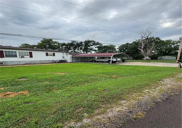 Photo 3 of Sale Pending at 3008 SW Lakefront Ln W, Saint Joseph, MO 64504 | MLS# 2635735 | Listing updated on 2026-08-28