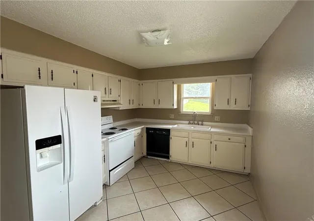 Listing Photo 4 - Condo for sale in building located at 4108 - 4110 Crackerneck Rd, Independence, MO 64055
