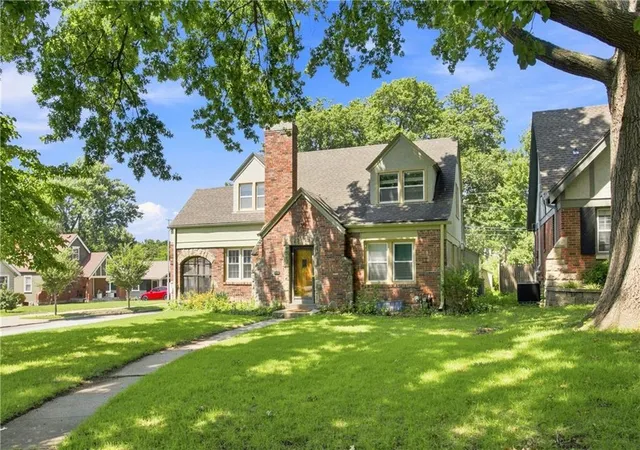 2nd image of 200 E 73rd Ter, Kansas City, MO 64114 | MLS# 2635754