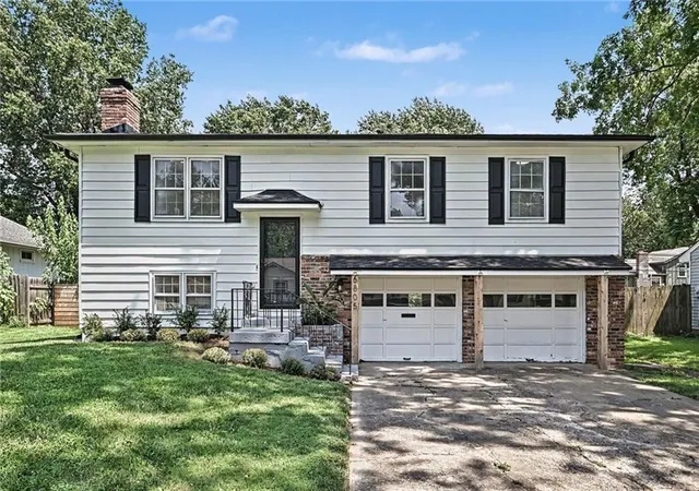 2nd image of 6805 Switzer Ln, Shawnee, KS 66203 | MLS# 2635762