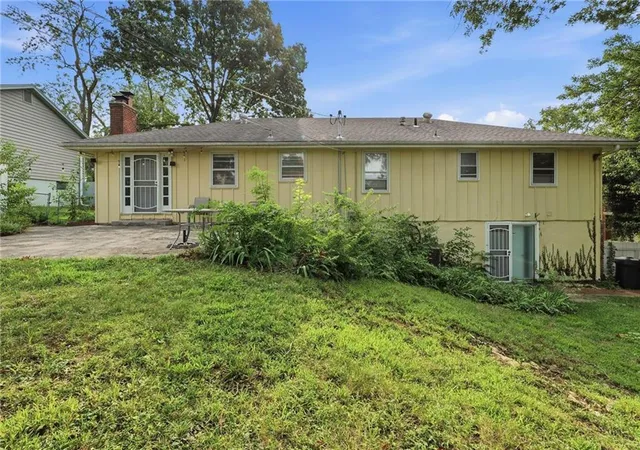 3rd image of 10936 Myrtle Ave, Kansas City, MO 64137 | MLS# 2635764