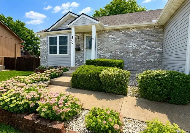 Photo 3 of Sale Pending at 809 Sw Graystone Dr, Grain Valley, MO 64029 | MLS# 2635769 | Listing updated on 2026-09-24