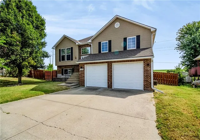 Photo 2 of Single family home for sale at 1309 Cloverleaf Ct, Warrensburg, MO 64093 | MLS# 2635770 | Listing updated on 2026-09-21