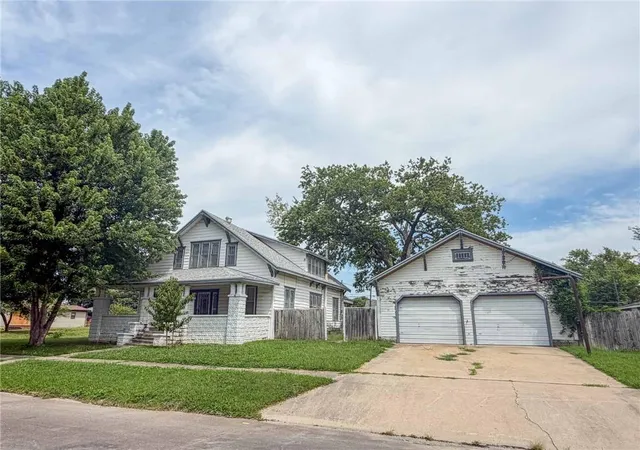 1st image of 301 S Elm St, Iola, KS 66749 | MLS# 2635787