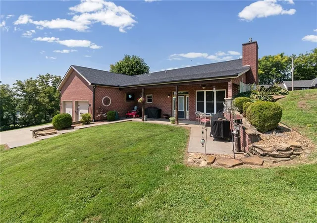 Photo 3 of Sale Pending at 105 S Maple St, Carrollton, MO 64633 | MLS# 2635795 | Listing updated on 2026-08-14