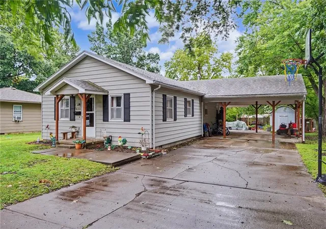 Photo 3 of Single family home for sale at 310 Washington St, Garnett, KS 66032 | MLS# 2635807 | Listing updated on 2026-08-23