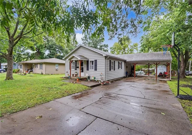 Photo 3 of Single family home for sale at 310 Washington St, Garnett, KS 66032 | MLS# 2635807 | Listing updated on 2026-08-23