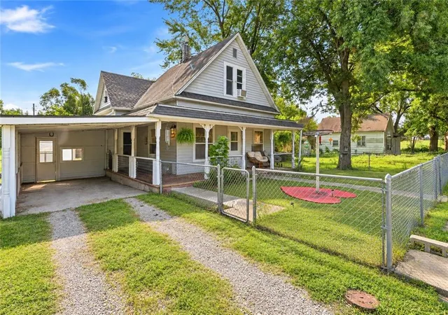 Photo 1 of Single family home for sale at 1869 S Broadway St, Amoret, MO 64722 | MLS# 2635811 | Listing updated on 2026-10-09