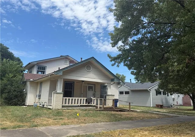 1st image of 1012 W 4th St, Coffeyville, KS 67337 | MLS# 2635833