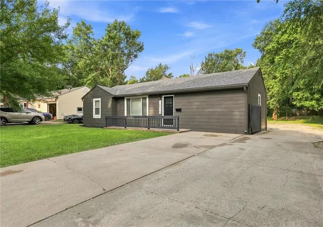 Photo 2 of Sale Pending at 10518 Palmer Ave, Kansas City, MO 64134 | MLS# 2635834 | Listing updated on 2026-09-15