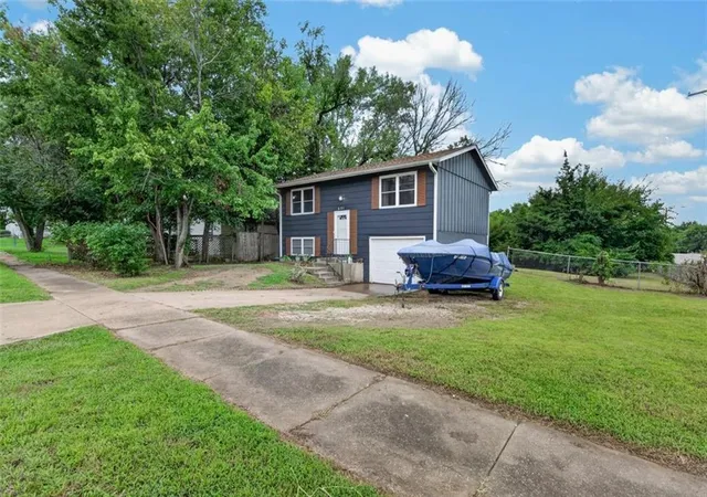 Photo 3 of Sale Pending at 601 Se 23rd Street, Topeka, KS 66605 | MLS# 2635844 | Listing updated on 2026-08-13