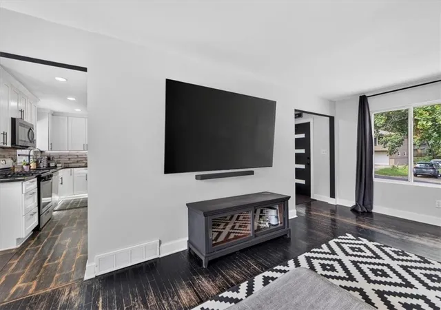Photo 3 of Sale Pending at 8309 Jarboe St, Kansas City, MO 64114 | MLS# 2635845 | Listing updated on 2026-08-22