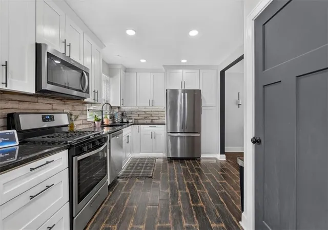 Photo 4 of Sale Pending at 8309 Jarboe St, Kansas City, MO 64114 | MLS# 2635845 | Listing updated on 2026-08-22