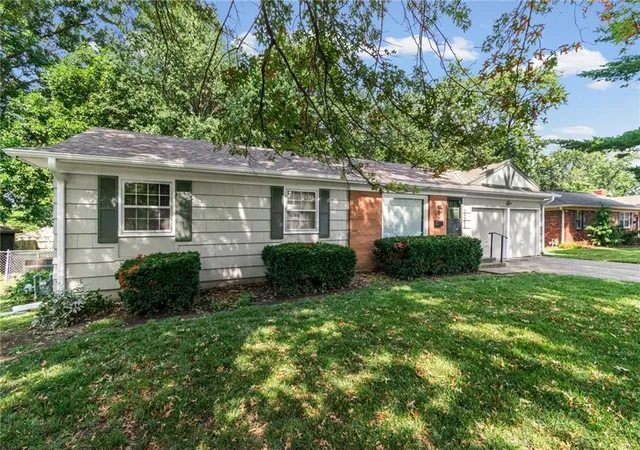 2nd image of 10330 Dearborn Dr, Overland Park, KS 66207 | MLS# 2635857