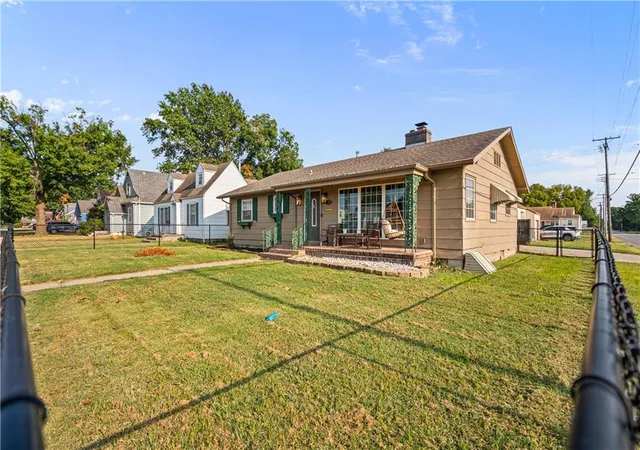 2nd image of 1323 W 3rd St, Coffeyville, KS 67337 | MLS# 2635864