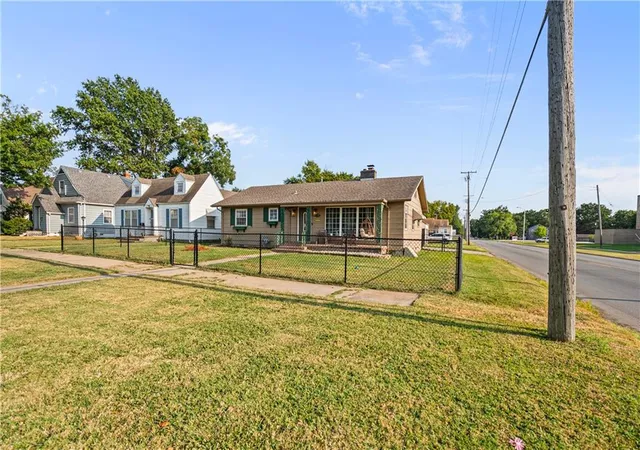 3rd image of 1323 W 3Rd St, Coffeyville, KS 67337 | MLS# 2635864