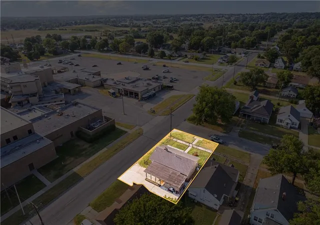 56th image of 1323 W 3rd St, Coffeyville, KS 67337 | MLS# 2635864