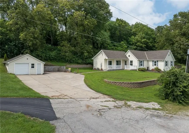 Photo 3 of Single family home for sale at 9406 SW State Route Jj, Saint Joseph, MO 64504 | MLS# 2635865 | Listing updated on 2026-08-29