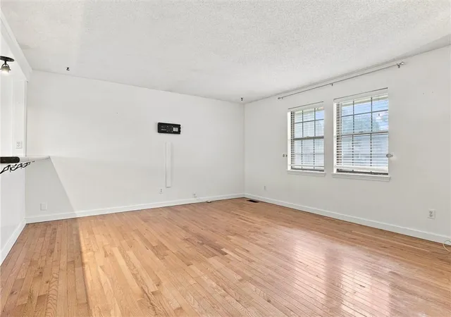 Photo 3 of Sale Pending at 3704 N Woodland Ave, Kansas City, MO 64116 | MLS# 2635876 | Listing updated on 2026-08-25