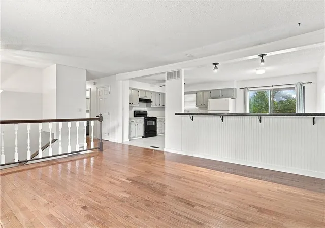 Photo 3 of Sale Pending at 3704 N Woodland Ave, Kansas City, MO 64116 | MLS# 2635876 | Listing updated on 2026-08-25