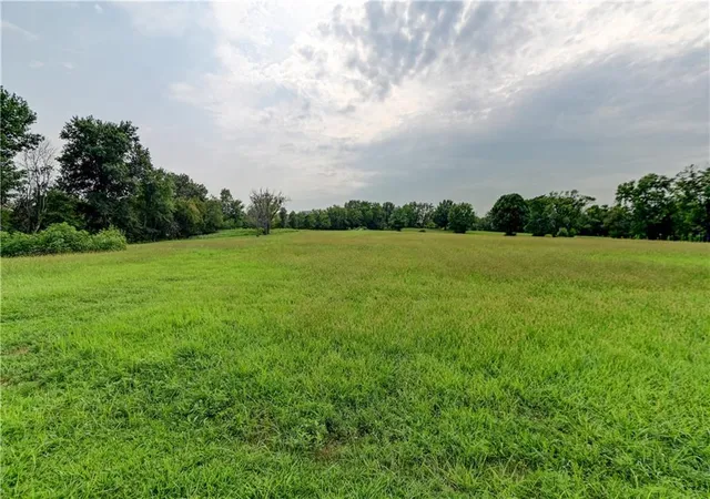 5th image of 1612 Country Club Dr, Pleasant Hill, MO 64080 | MLS# 2635879