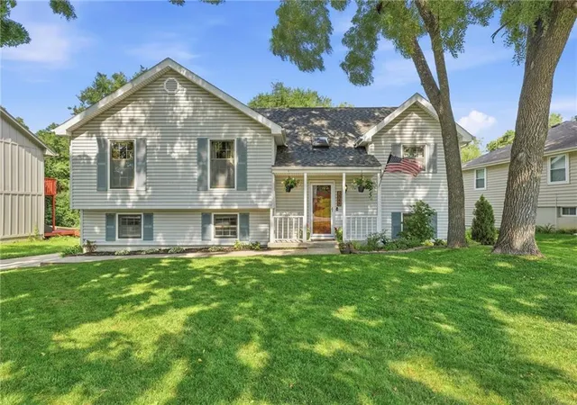 Photo 2 of Sale Pending at 2048 Ne Concord St, Lees Summit, MO 64086 | MLS# 2635886 | Listing updated on 2026-08-14