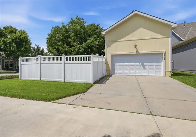 Photo 3 of Sale Pending at 2901 Erie Park, Kansas City, MO 64116 | MLS# 2635892 | Listing updated on 2026-08-12