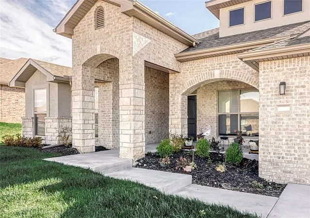 3rd image of 9283 Pickering St, Lenexa, KS 66227 | MLS# 2635899