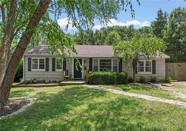 Photo 2 of Single family home for sale at 215 E 96th Street, Kansas City, MO 64114 | MLS# 2635900 | Listing updated on 2026-08-21