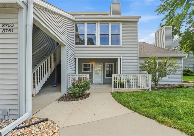 2nd image of 8751 W 106th Ter, Overland Park, KS 66212 | MLS# 2635904