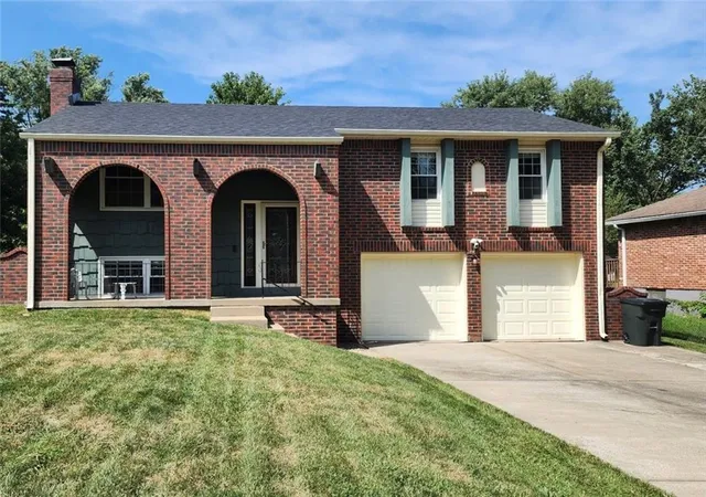 Photo 1 of Sale Pending at 2901 Nw Castle Dr, Blue Springs, MO 64015 | MLS# 2635907 | Listing updated on 2026-08-16