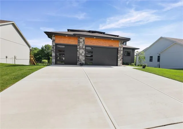2nd image of 2215 Sw Hook Farm Dr, Lees Summit, MO 64082 | MLS# 2635917