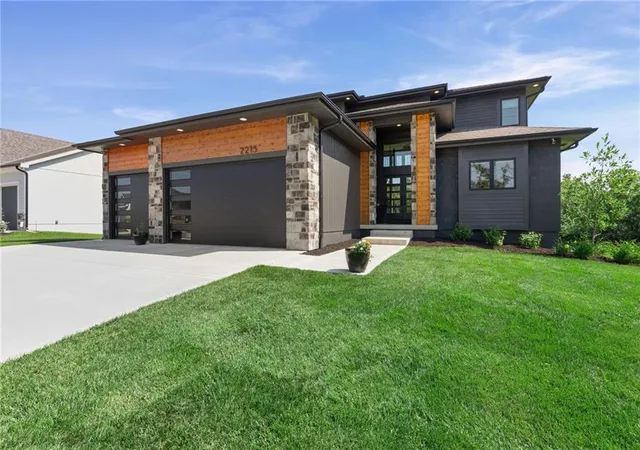 Photo 3 of Single family home for sale at 2215 Sw Hook Farm Dr, Lees Summit, MO 64082 | MLS# 2635917 | Listing updated on 2026-08-23