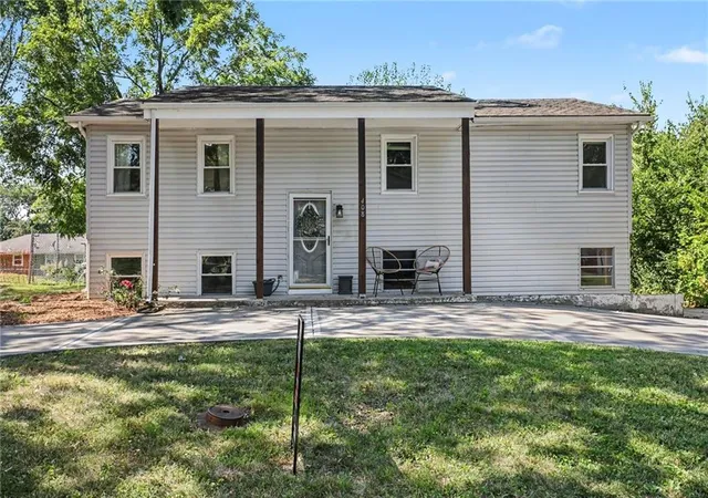 Photo 1 of Sale Pending at 408 Ne Richardson Pl, Lee's Summit, MO 64086 | MLS# 2635920 | Listing updated on 2026-09-12