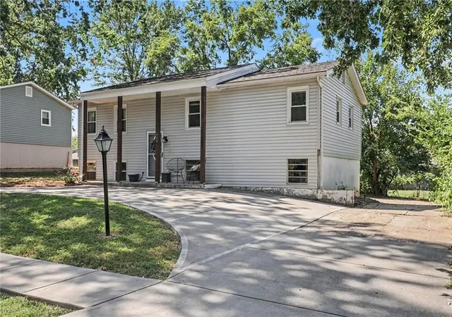 Photo 2 of Sale Pending at 408 Ne Richardson Pl, Lee's Summit, MO 64086 | MLS# 2635920 | Listing updated on 2026-09-12